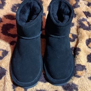 Size 6 Bearpaw booties